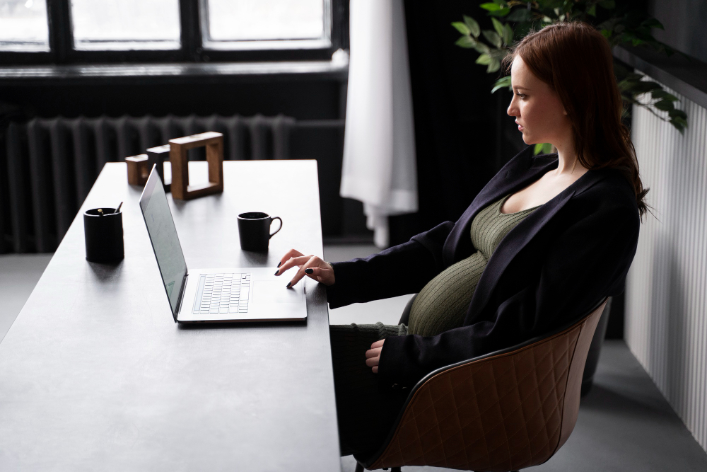 zwangere vrouw op werk