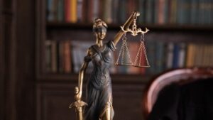 Vrouwe Justitia met weegschaal als symbool voor cassatie strafzaak in juridische context.