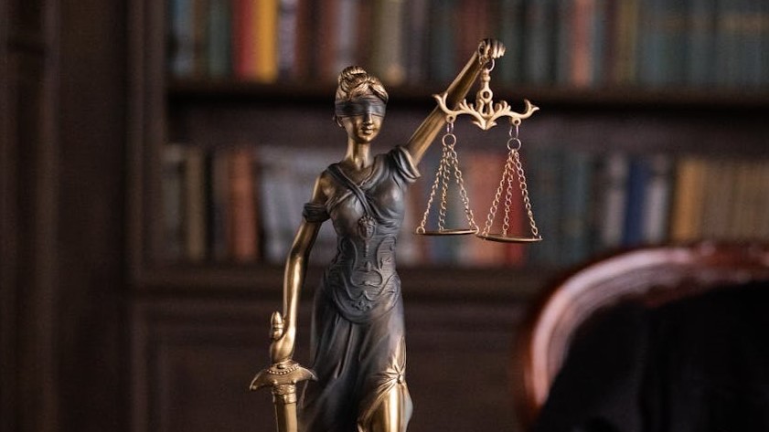 Vrouwe Justitia met weegschaal als symbool voor cassatie strafzaak in juridische context.